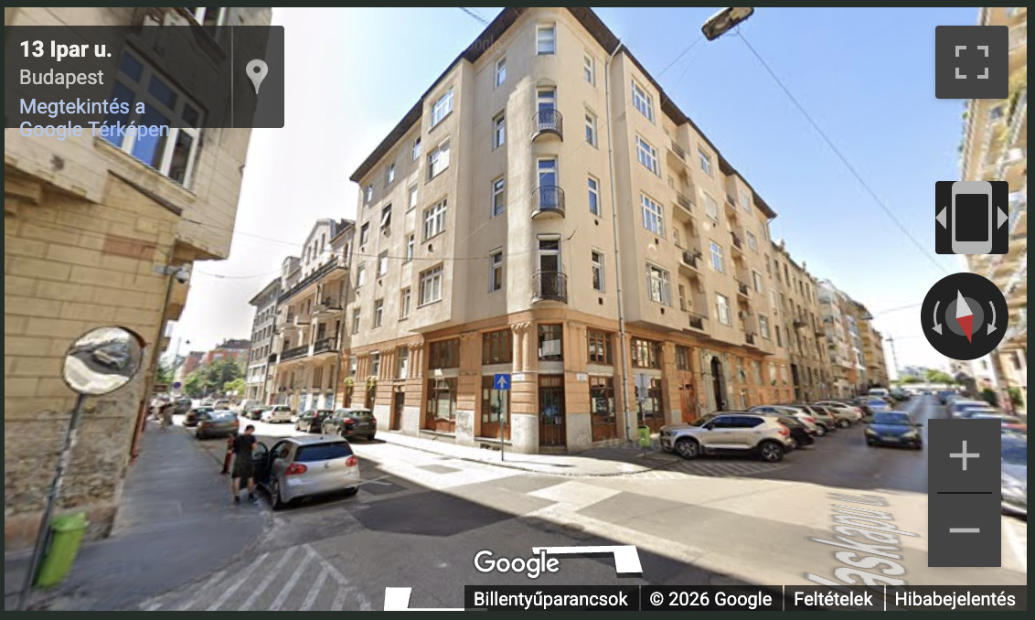 A kiválasztott Google Street View-képernyőkép az Ipar utca és a Vaskapu utca sarkáról, a sarokház mindkét utcai homlokzatával